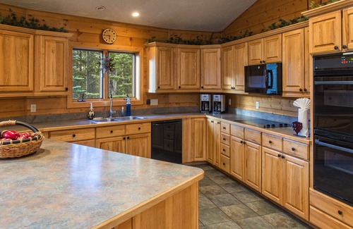 Breckenridge House | Private Quiet Paradise. BIG LuxuryLodge for Up To 4 People. 1mile to Town. EPIC!
