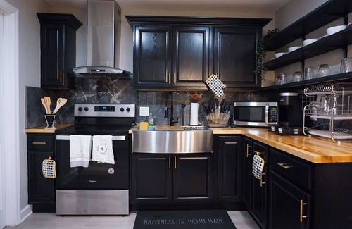 Welcome House | Private Remodeled 2/1 bedroom Apartment