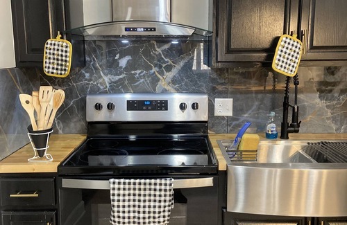 Welcome House | Private Remodeled 2/1 bedroom Apartment