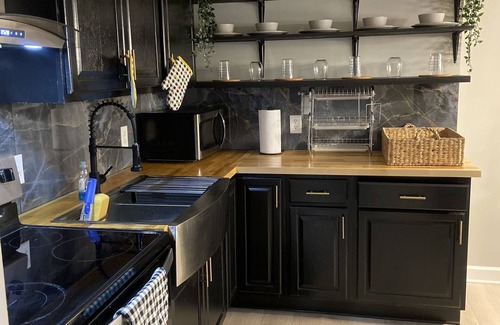 Welcome House | Private Remodeled 2/1 bedroom Apartment