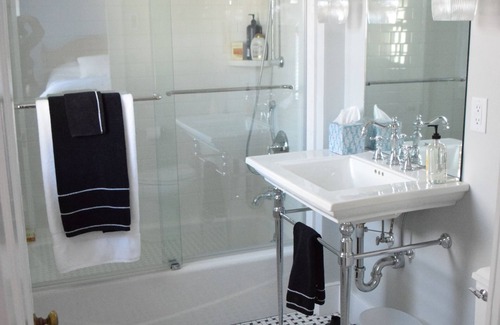 Stonington Bed & Breakfast | Private Room B at Dragonfly Inn