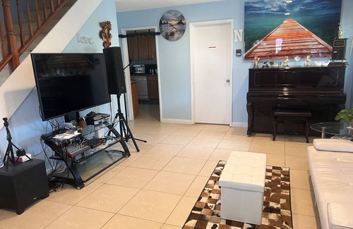 East Side Capistrano House | Private room for rent in Oceanside resort near beach, pier