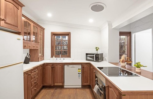 Gordon House | Private Room in Gordon near Train & Bus