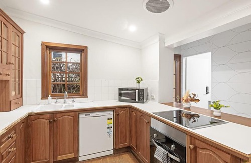 Gordon House | Private Room in Gordon near Train & Bus
