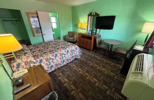 Columbus Hotel | Private Room on Main Near Bexley - 33