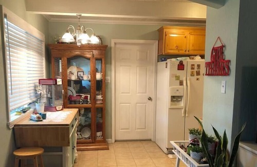 Auburn House | Private Room - Queen Bed, shared bathroom, spa, kitchen and living room