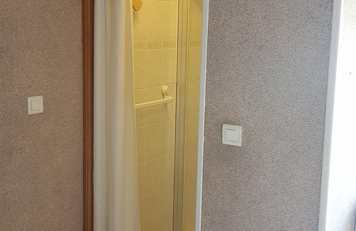 Saint-Herblain Bed & Breakfast | Private room with independent access, 2 pas Polyclinique, Zénith, 20min centreNantes