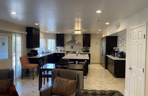 Spring Valley House | Private Room with a Queen Bed and a shared Bathroom