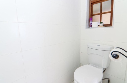 Baileys Muckleneuk House | Private room with en-suite bathroom