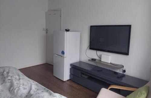 Northolt Mandeville House | Private room with shared bathroom