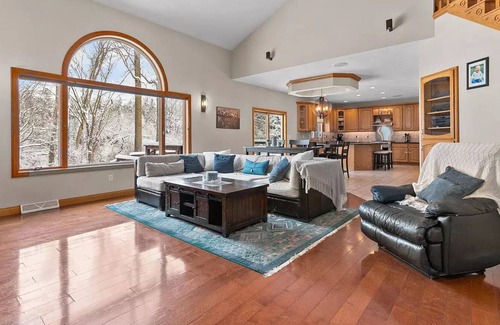 Neenah House | Private, spacious home, minutes from EAA