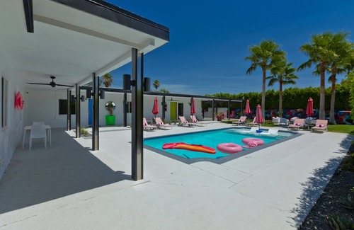 Racquet Club West Apartment | Private Studio in Neon Oasis Compound #4