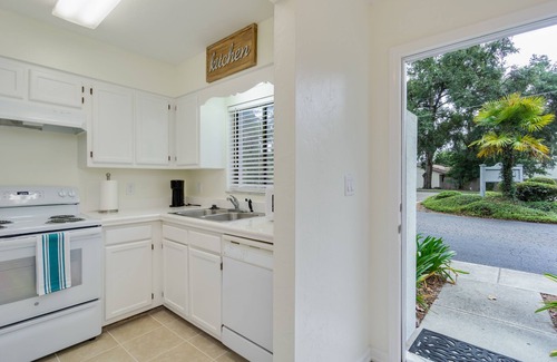 Gainesville House | Private Townhouse at Foxmoor - Only Blocks to UF