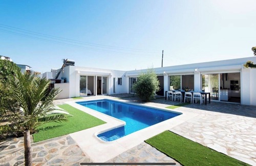 Torre de Benagalbon Ski Chalet | Private Villa Swimming Pool + Golf + Beach + Park