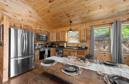 Gatlinburg - Pigeon Forge Cabin | Private Views Waterfall Yoga Hiking HotTub Arcade