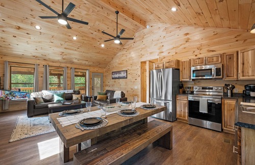 Gatlinburg - Pigeon Forge Cabin | Private Views Waterfall Yoga Hiking HotTub Arcade