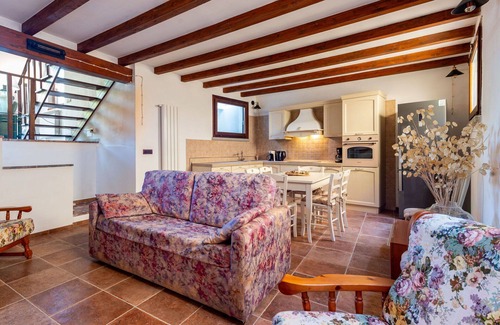Scansano House | Private Villa with WIFI, hot tub, private pool, A/C, TV, patio, pets allowed, panoramic view