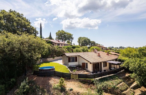 Scansano House | Private Villa with WIFI, hot tub, private pool, A/C, TV, patio, pets allowed, panoramic view