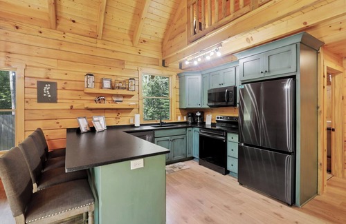 Logan Cabin | Private & Wooded Cabin with Eat-In Kitchen, Hot Tub, Fire Pit & Game Room