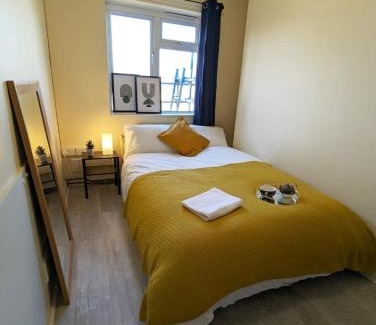 Colchester Apartment | Professional 3-bed flat