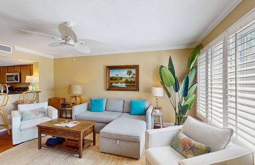 Isle of Palms Villa | Professionally-decorated villa w/beautiful ocean views and shared pool & grill