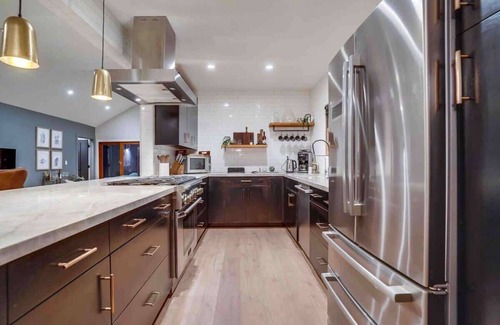 Hollywood Hills West House | Projector | Pool Table | 15min DT | Pets OK | BBQ