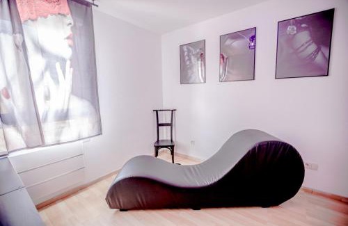 Walbourg Apartment | PRoJET KUROI - Love Room BDSM - Balançoire, Banc de fessée, Cage, Croix, Tantra