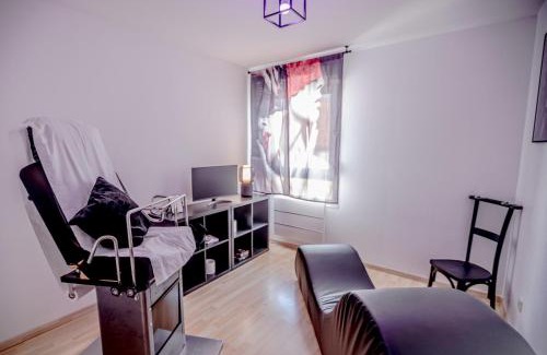 Walbourg Apartment | PRoJET KUROI - Love Room BDSM - Balançoire, Banc de fessée, Cage, Croix, Tantra