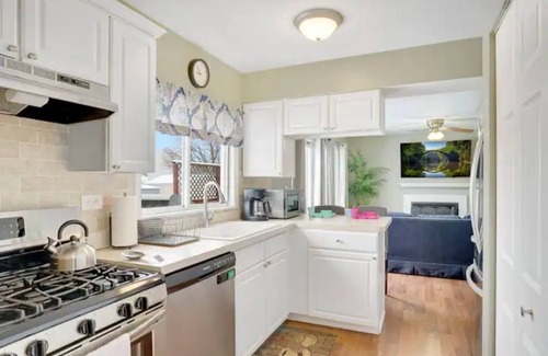 Fox Valley House | PROMO 10% WEEKLY AND 15% MONTHLY OFFnNaperville/Aurora, King Bed, Fenced Yard!
