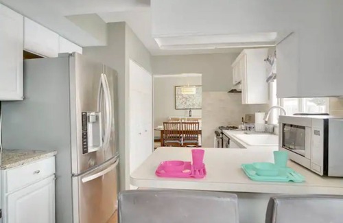 Fox Valley House | PROMO 10% WEEKLY AND 15% MONTHLY OFFnNaperville/Aurora, King Bed, Fenced Yard!