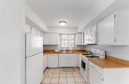 Naperville House | PROMO 22% MONTHLY DISCOUNT!nCentrally-Located Relaxed Family Home!