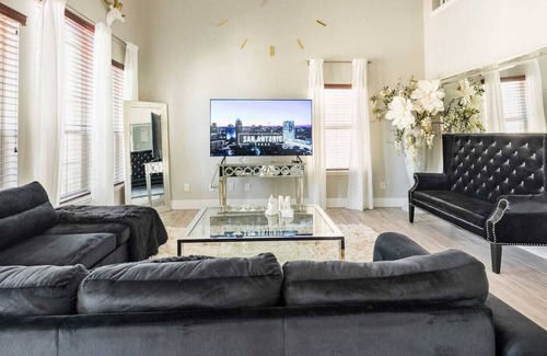 West San Antonio House | PROMO 5% WEEKLY AND10%MONTLY Mirabella Residence in gated community with pool