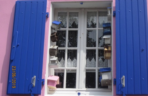 Le Palais House | PROMO CAUSE DESISTEMENT . SMALL HOUSE OF FISHERMAN IN BEAUTIFUL ISLAND IN SEA