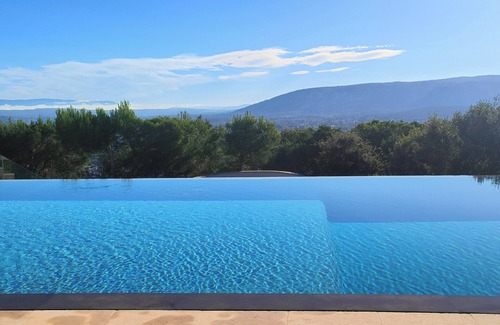 Cavaillon House | Property with unique view in a quiet area with fitness, hammam and jacuzzi