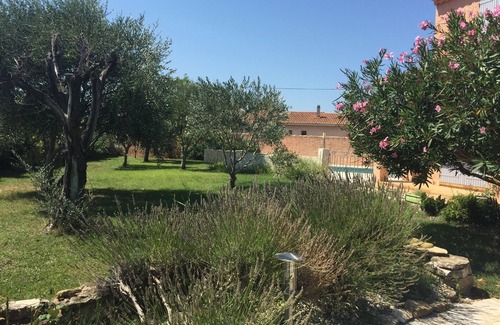 Camaret-sur-Aigues House | Provencal house with pool