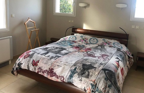 Monteux Villa | Provencal villa with pool and gym for 8 people, not overlooked