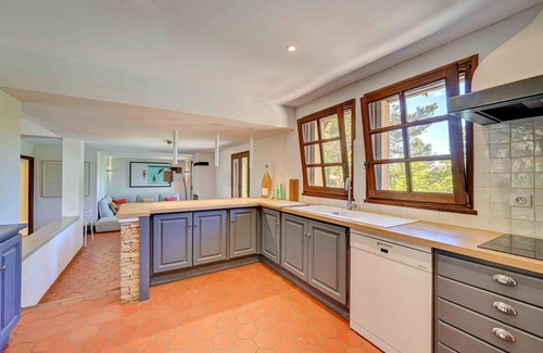 Peynier House | Provence house with swimming pool, Ste Victoire view, near Aix (sleeps 10)