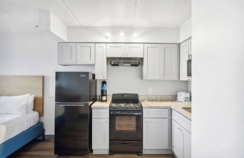 Fort Bay House | Proximity at its Best! Gulf View, Full Kitchen, Beachfront Property w/Pool!