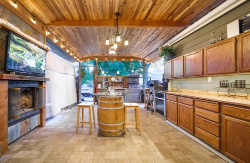 Northeast Tacoma House | Puget Sound Commencement Bay Olympic Mountain. View 3 Bedroom Smart Home Hot tub