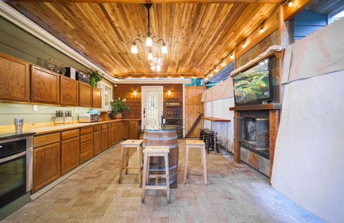 Northeast Tacoma House | Puget Sound Commencement Bay Olympic Mountain. View 3 Bedroom Smart Home Hot tub