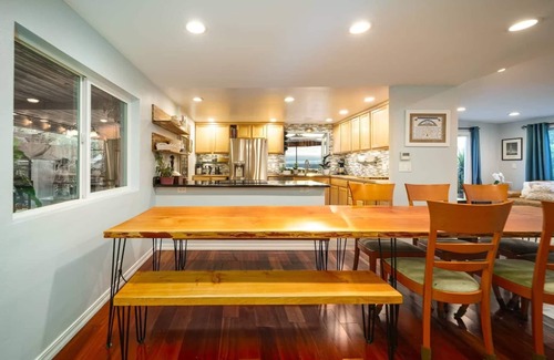 Northeast Tacoma House | Puget Sound Commencement Bay Olympic Mountain. View 3 Bedroom Smart Home Hot tub