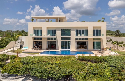 Puerto Juarez Villa | Punta Sam, Spacious 6BR Beachfront Villa in Cancún with Private Pool & Jacuzzi