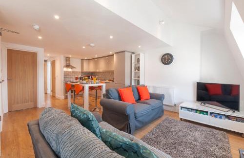 Plymouth Apartment | Pure B - Exceptional views of Tamar & Royal William Yard with Free Parking & Wifi