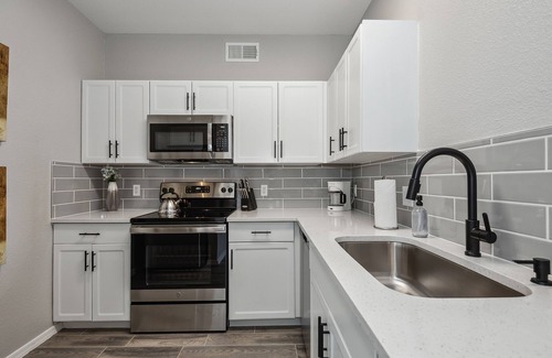 Desert View Village Apartment | Pure Suites Phoenix 2 Bed Gym Pool Cabana 2