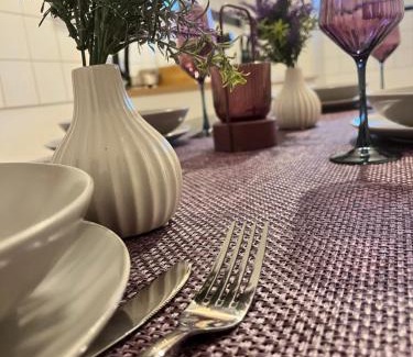 Rastpfuhl Apartment | Purple Escape Balkon Netflix zentral