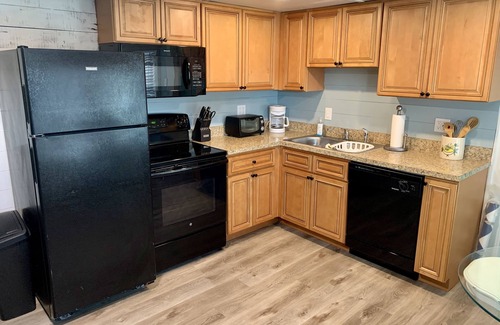 Largo House | Purple Pool House,2/2 & Seahorse Suite,1/1 w/private pool deck, close2 beaches!