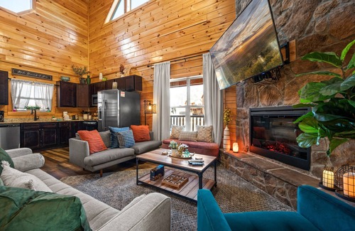 Pigeon Forge Cabin | Pvt Heated Pool! 2miles Dollywood, HotTub, BBQ
