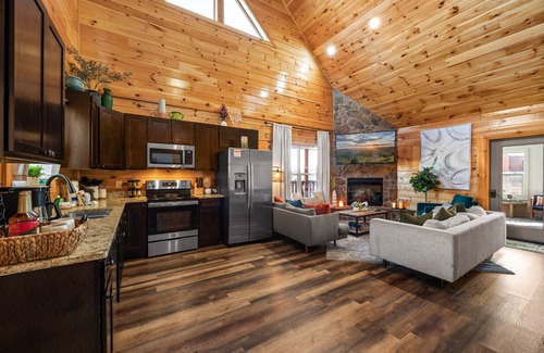 Pigeon Forge Cabin | Pvt Heated Pool! 2miles Dollywood, HotTub, BBQ