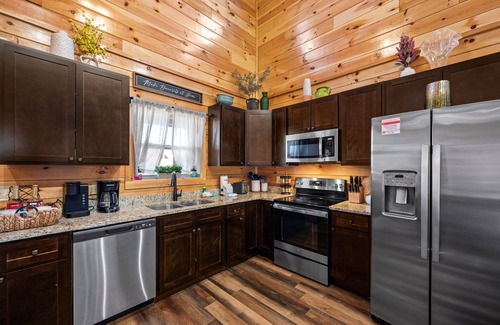 Pigeon Forge Cabin | Pvt Heated Pool! 2miles Dollywood, HotTub, BBQ