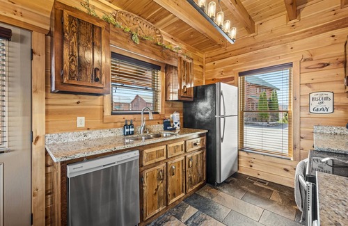 Gatlinburg - Pigeon Forge Cabin | Pvt Indoor Heated Pool, Mtn View, 4 BR, Game Rm, & Hot Tub-Fall Family Fun